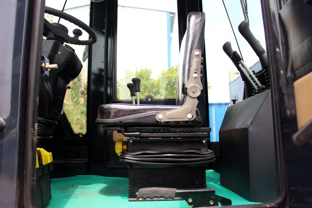 HW25-30挖掘装载机